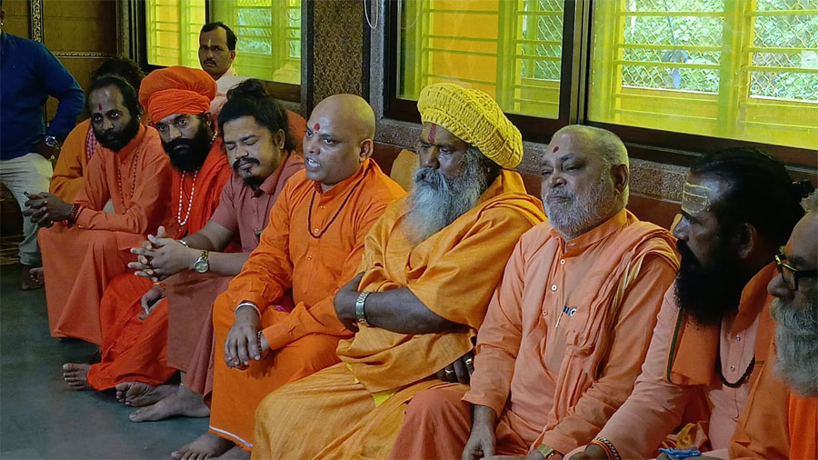 शासकीय समित्यांवर साधू महंताना स्थान नाही, मुख्यमंत्र्यांना कळवली नाराजी