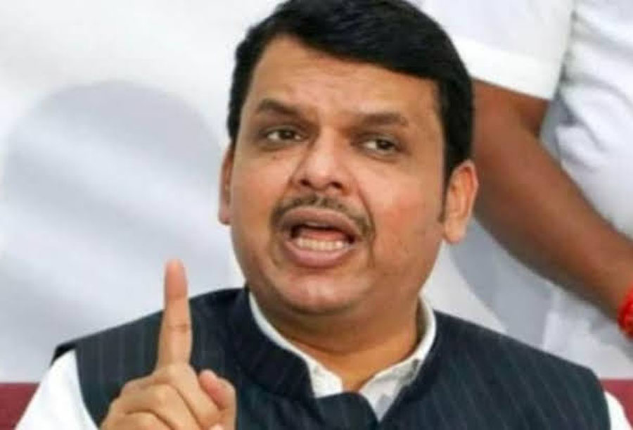 ठाकरे केवळ आपल्या पक्षाला चर्चेत ठेवण्यासाठी रस्त्यावर उतरत आहेत – फडणवीस